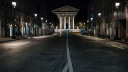 Desértica noche parisina con toque de queda por coronavirus