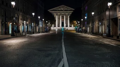 Desértica noche parisina con toque de queda por coronavirus