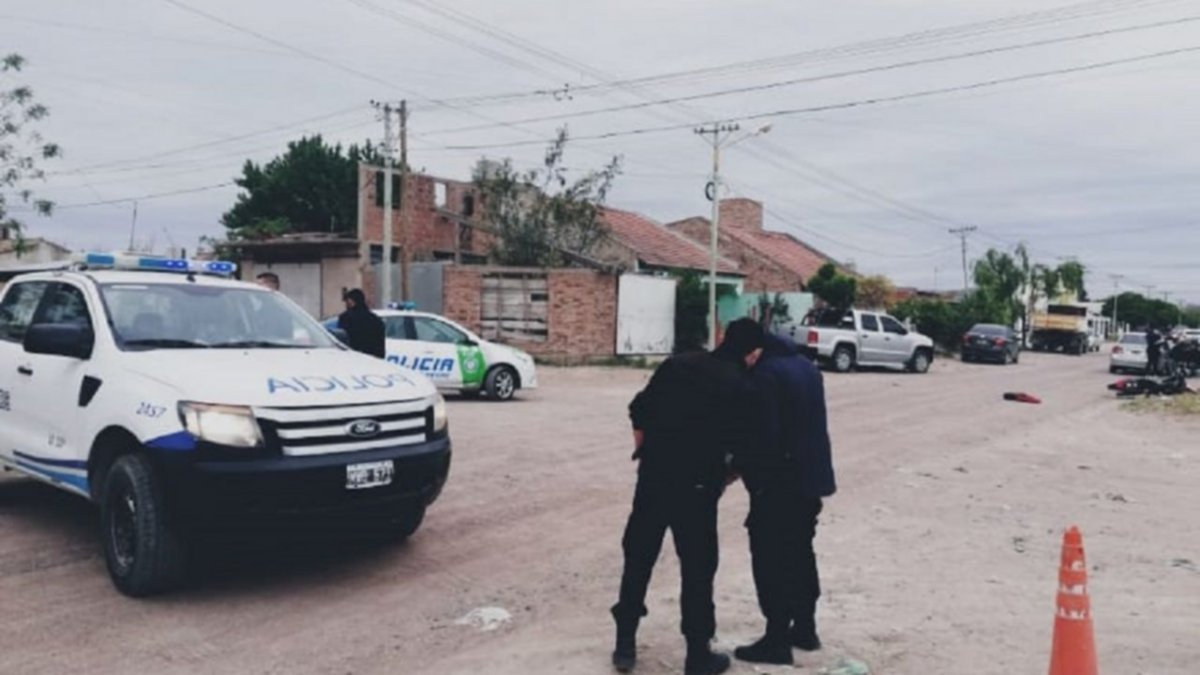 Dramático rescate de una mujer de abajo de una camioneta