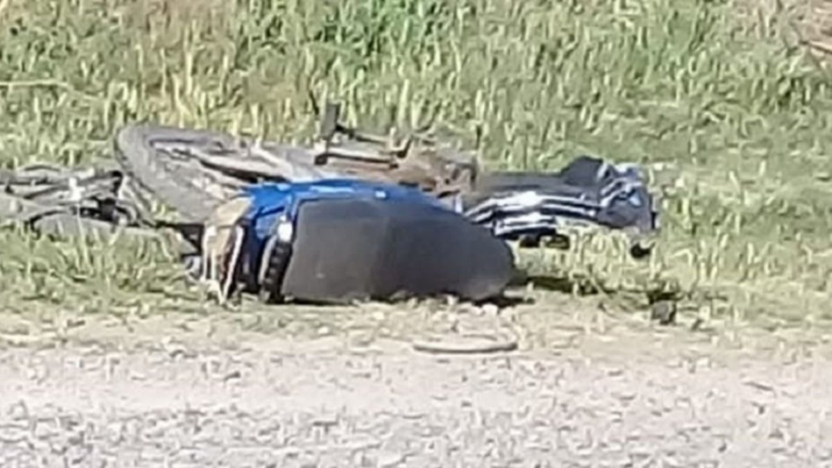 Choque entre una camioneta, un auto y una moto; todos ilesos
