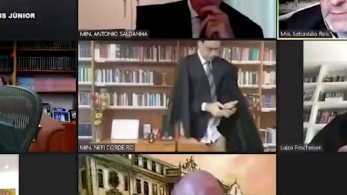 Primero el diputado... ¡Ahora un Juez en calzoncillos por Zoom!