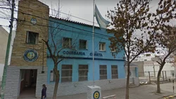 Robaba en una obra, lo atraparon y golpeó a un policía