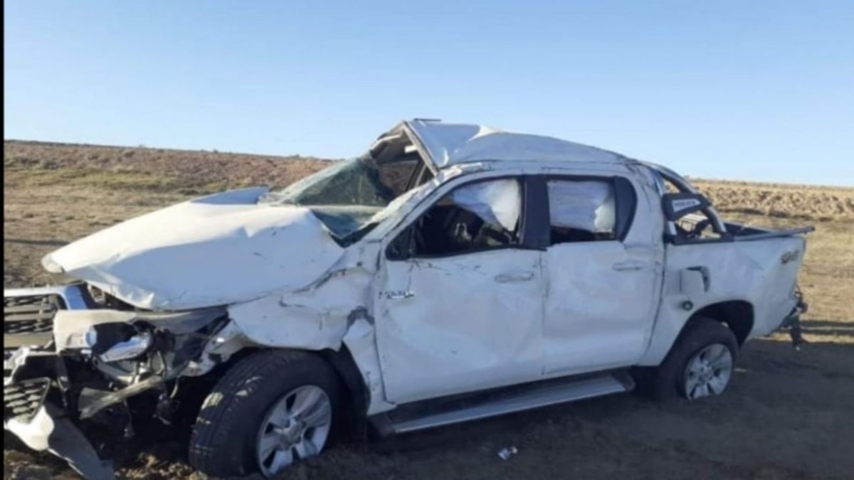 Dos funcionarios sufrieron un vuelco en la ruta 23