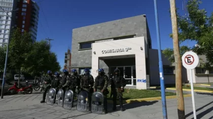 Desalojo, pedradas, represión: la violencia ganó en Roca