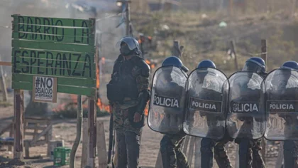 “¡Al suelo!¡ Avance desalojo! Nos gritó el jefe de policía”