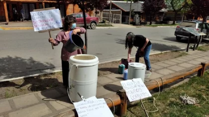 Reclamaron la falta de agua lavando ropa en la plaza