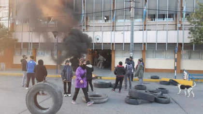 Desalojados acampan frente a la municipalidad de Roca