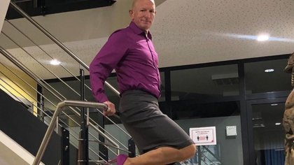 El hombre que es tendencia por usar pollera y tacos