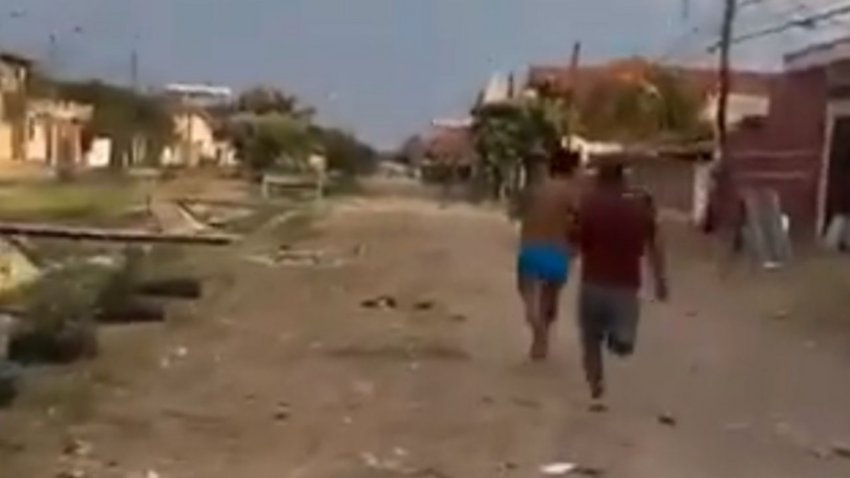 Encontró a su novia con su amante y lo corrió por la calle