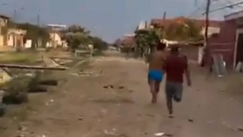 Encontró a su novia con su amante y lo corrió por la calle