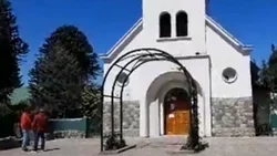 Golpearon al cura  y tomaron una iglesia en El Bolsón