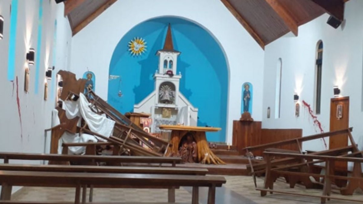 Así quedó la iglesia de El Bolsón tras la toma mapuche