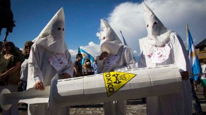 Lo que faltaba: Ku Klux Klan antivacunas en Bariloche