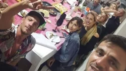 El mediático Francisco Delgado, con amigos y sin barbijo