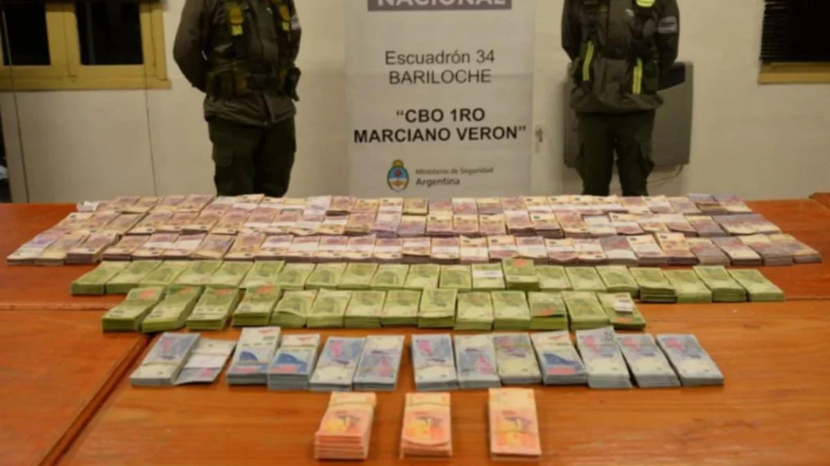 Funcionaria llevaba $3 millones en una camioneta oficial
