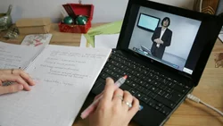 "Zoom", las nuevas aulas: Un 2021 virtual para los universitarios