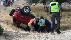 Pudo ser trágico: volcó en el Paseo de la Costa, lleno de gente