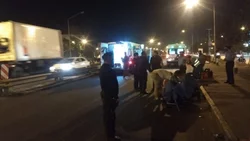 Un ciclista muy grave tras chocar con una moto de delivery