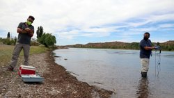 Tomaron muestras del río Negro en la zona de Isla Jordán