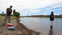 Tomaron muestras del río Negro en la zona de Isla Jordán
