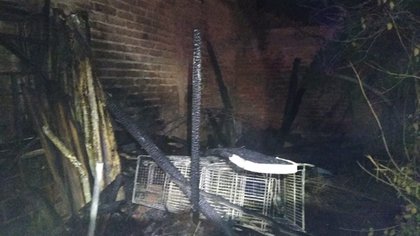 Incendio destruyó un depósito de maderas y chapas