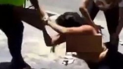 Comerciantes golpearon y desnudaron a una supuesta mechera