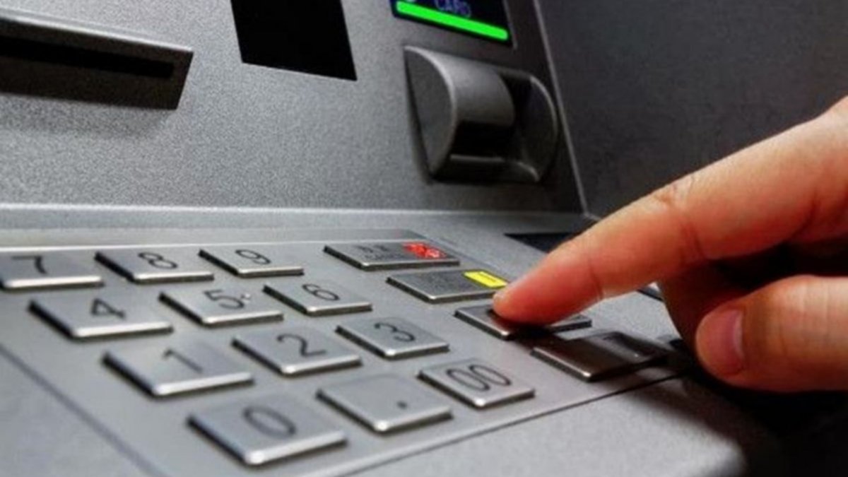 Se olvidó la tarjeta en el cajero, al volver le faltaban 9 mil pesos
