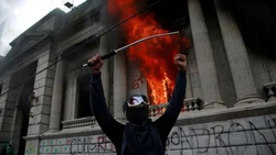 Guatemala en crisis: incendiaron el edificio del Congreso