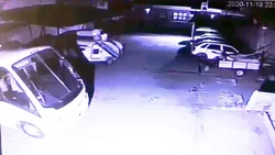 Mirá como robaron una casilla rodante de un estacionamiento