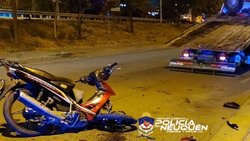 Joven pareja se mató al chocar en moto contra una columna