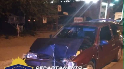 Chocó contra una estación de servicios y abandonó el auto