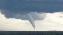 Fragmento de un tornado dejó sin servicios a varias localidades
