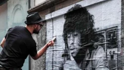 El viedmense que pinta a Diego con papel y engrudo