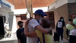 Con una caravana celebraron el alta al taxista baleado