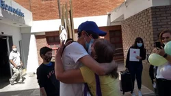 Con una caravana celebraron el alta al taxista baleado