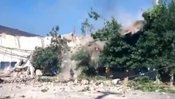 El fuego devastó el galpón de Cervi: hubo derrumbes