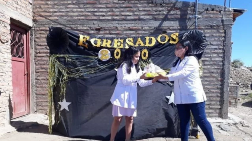 Con un telón móvil, simularon egreso escolar en los parajes