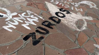 Pintadas provida sobre los pañuelos de la Madres