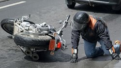 Chocó con su moto al salir del trabajo, la ART deberá indemnizarlo