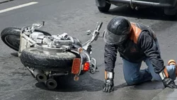 Chocó con su moto al salir del trabajo, la ART deberá indemnizarlo