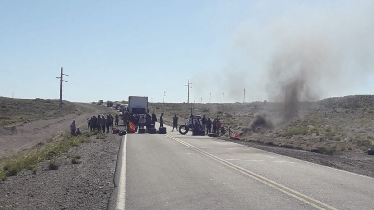 Desocupados cortan la ruta 22 en Zapala