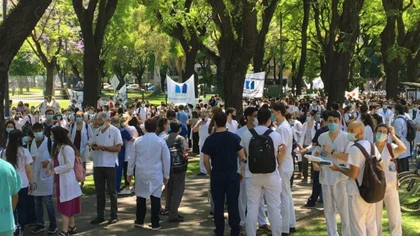 Murió un médico mientras protestaba por sus derechos