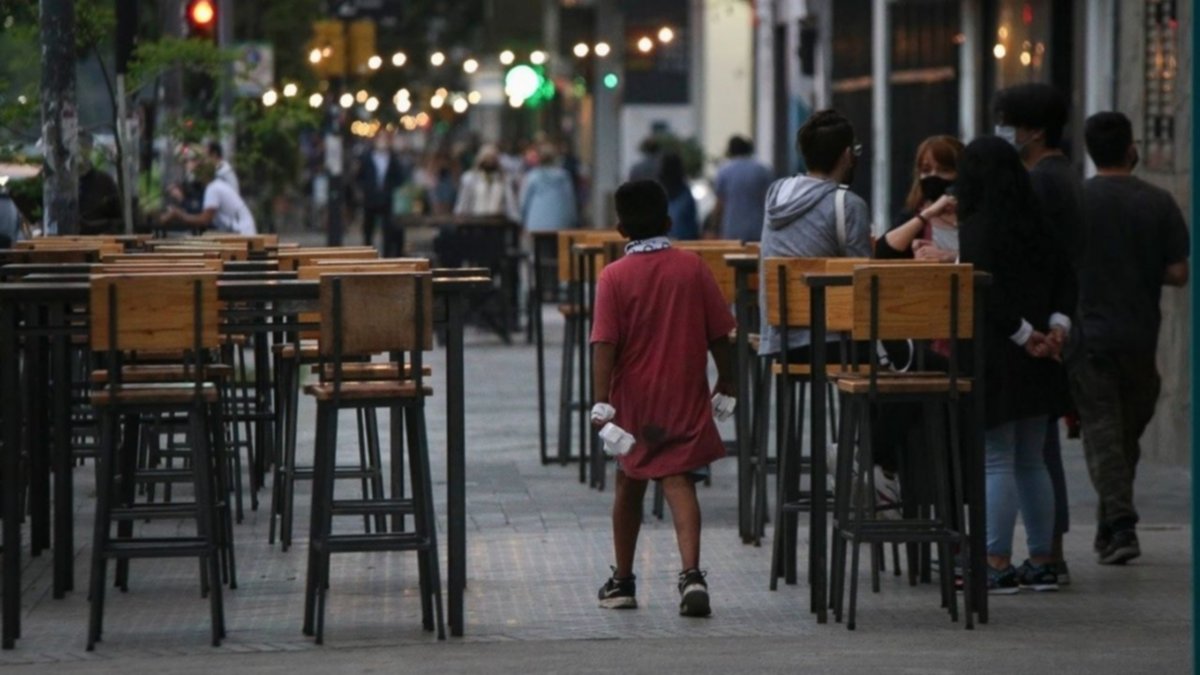 En medio de la crisis, los chicos que piden para poder comer