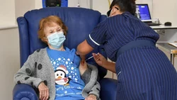 Una mujer de 90 años, la primera en recibir la vacuna contra Covid 19