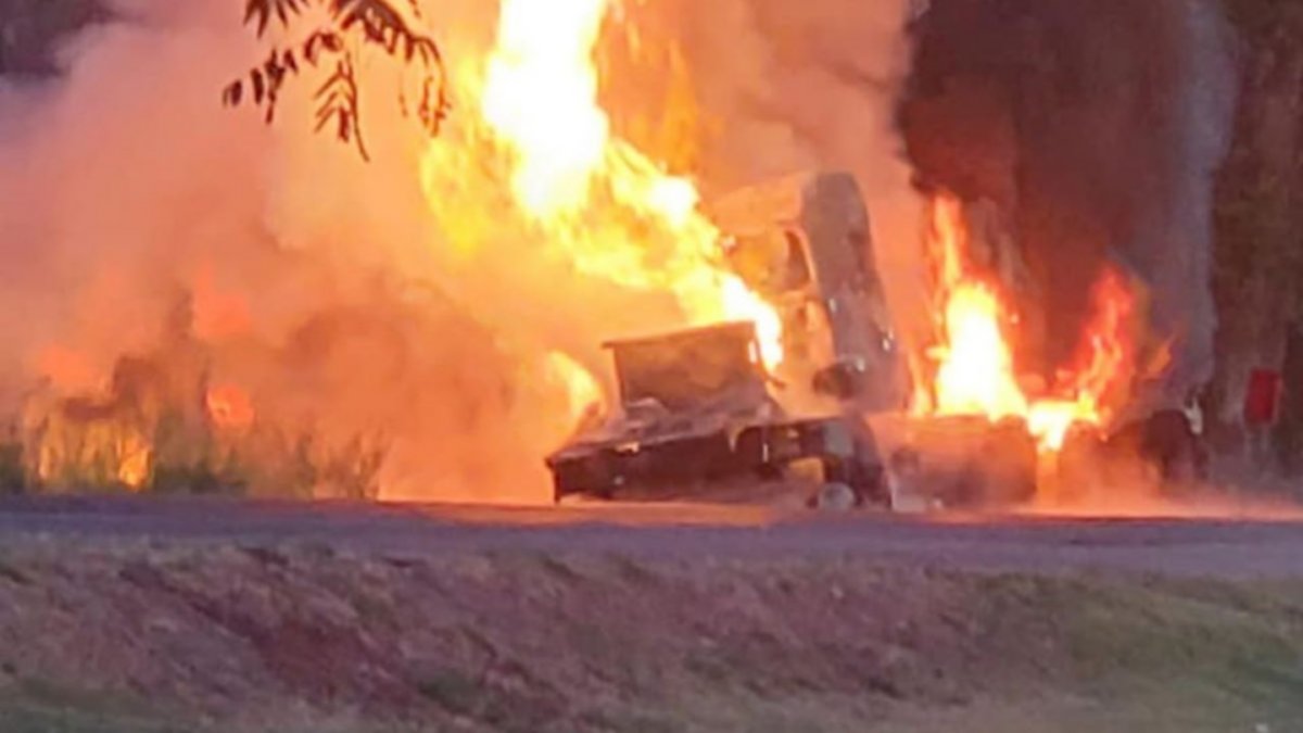 Se incendió un camión en la ruta 22, en Allen