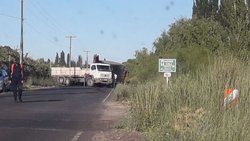 Volcó un camión en la Ruta chica