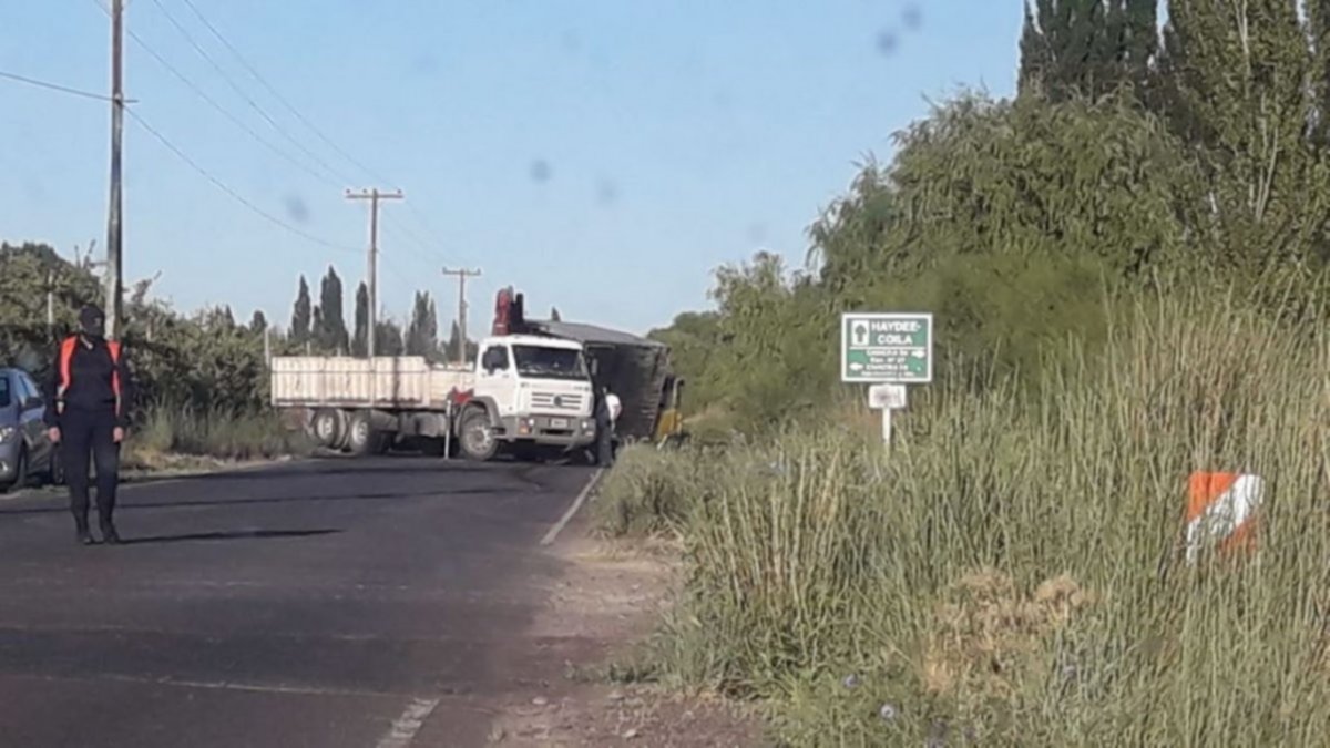 Volcó un camión en la Ruta chica