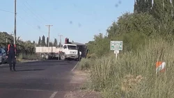 Volcó un camión en la Ruta chica