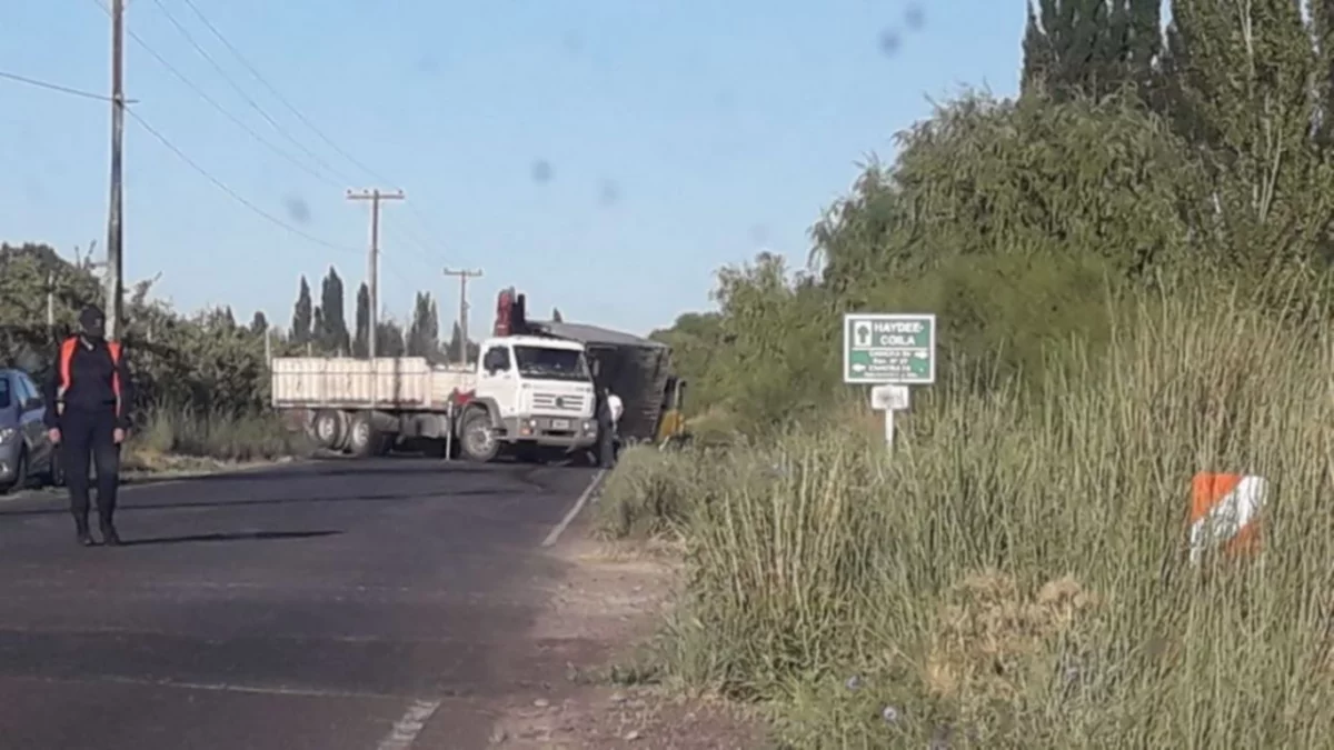 Volcó un camión en la Ruta chica