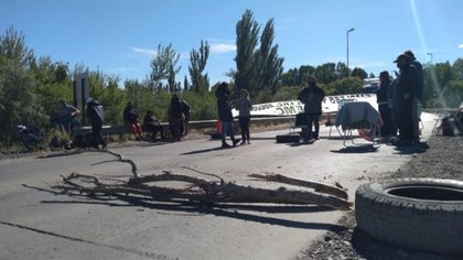 Otro corte de ruta, en el puente Cinco Saltos-Centenario